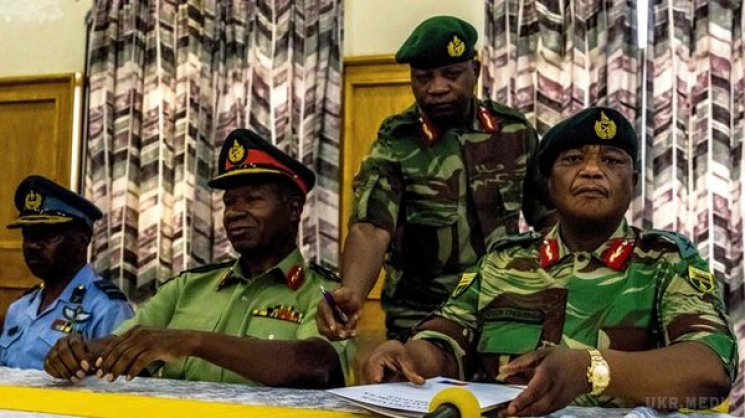 В Зимбабве военные задержали министра фи…