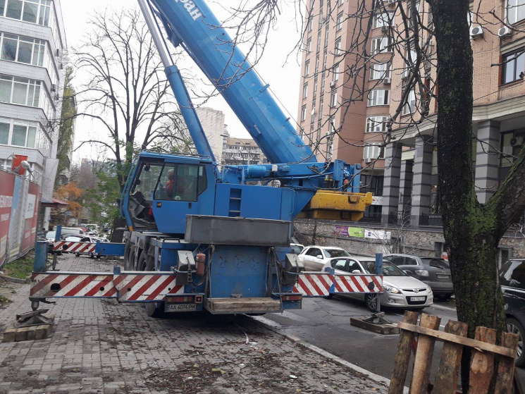 Кидайтеся під машини: Столичний забудовн…