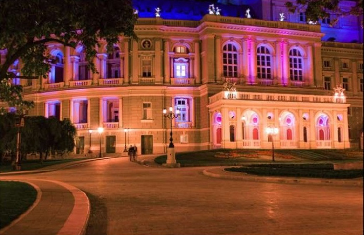 Оперний театр в Одесі засяє фіолетовим…