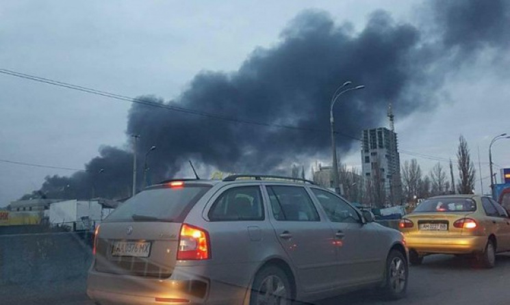 В Киеве горит магазин. Видно со всего ра…