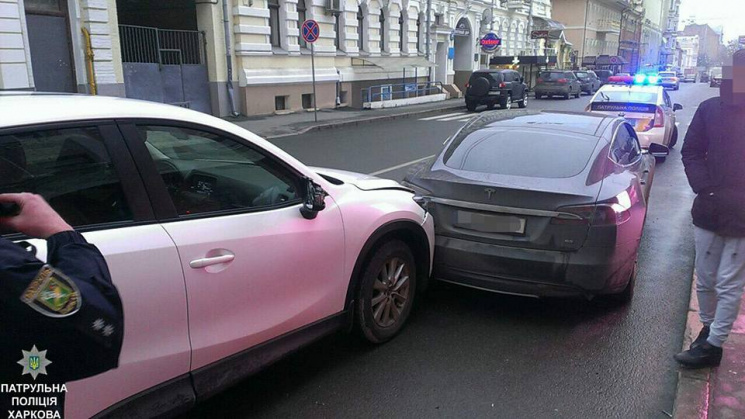 В центре Харькова Mazda протаранила Tesl…