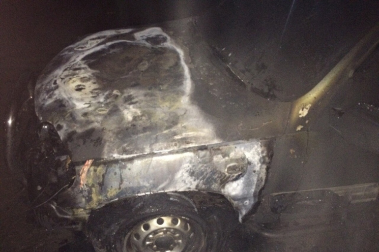 В Харькове среди ночи вспыхнул автомобил…