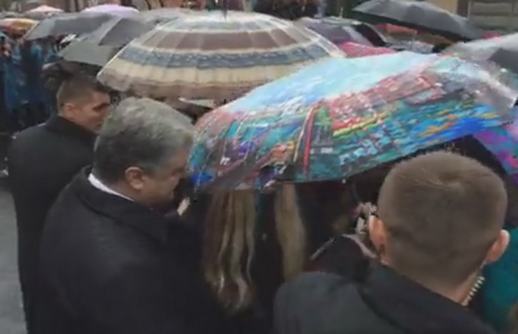 Охрана Порошенко спасла его глаз от зонт…