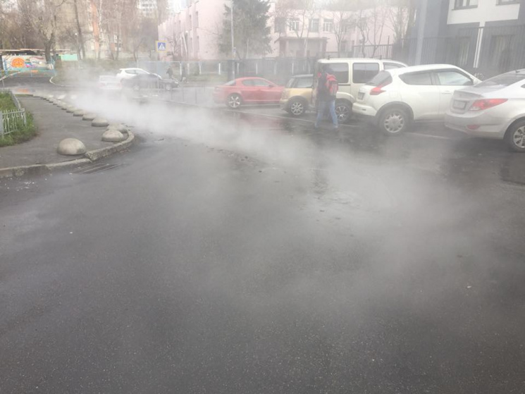 В Киеве горячей водой заливает целую ули…