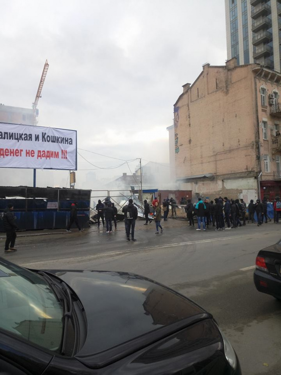 В Киеве снова ломают забор вокруг сканда…