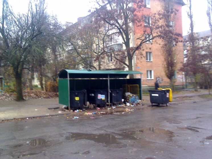 У центрі Мелітополя майданчик для сміття…