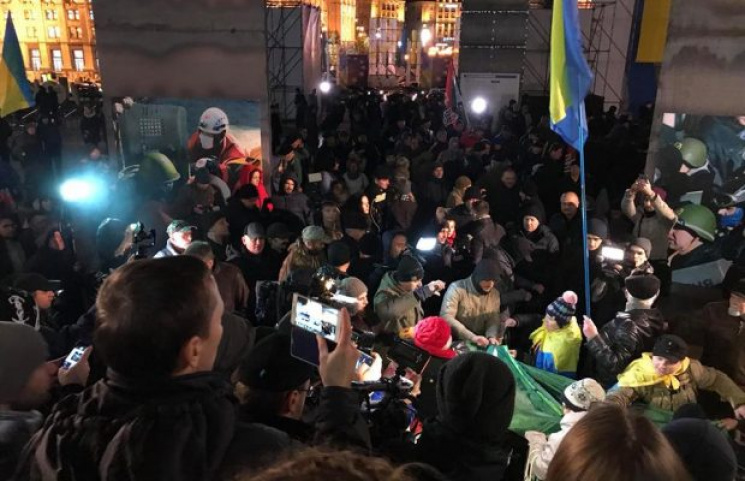 На Майдані активісти побилися з поліцейс…