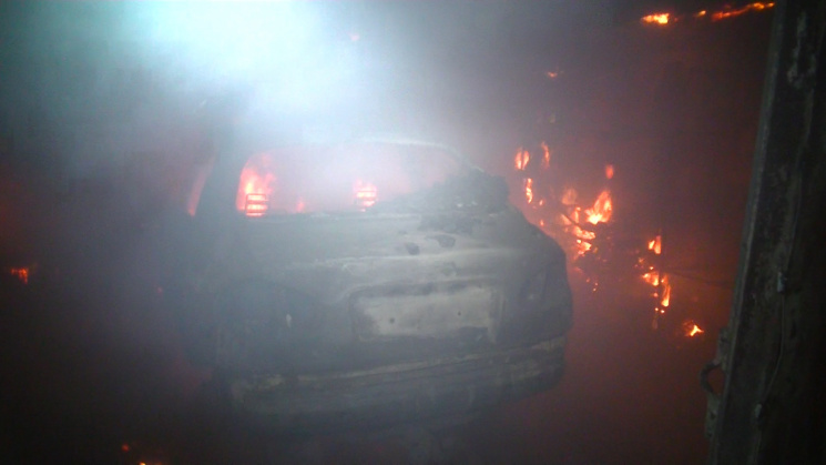 В Харькове загорелся гараж с иномарками:…