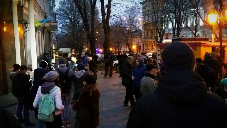 Одесские активисты пикетируют прокуратур…