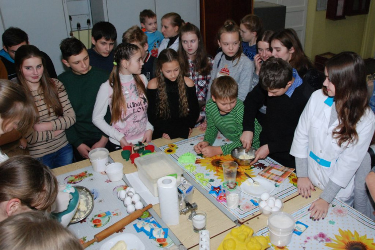 В Харькове химики учили школьников готов…