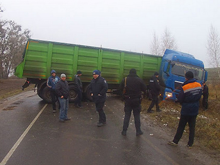 На Полтавщині вантажівка злетіла у кювет…