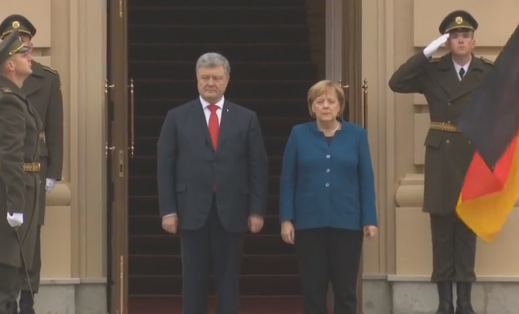 Порошенко встречает Меркель в Киеве (ФОТ…