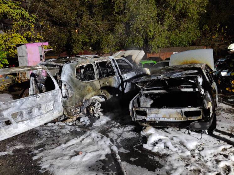 В Днипре посреди улицы горели четыре авт…