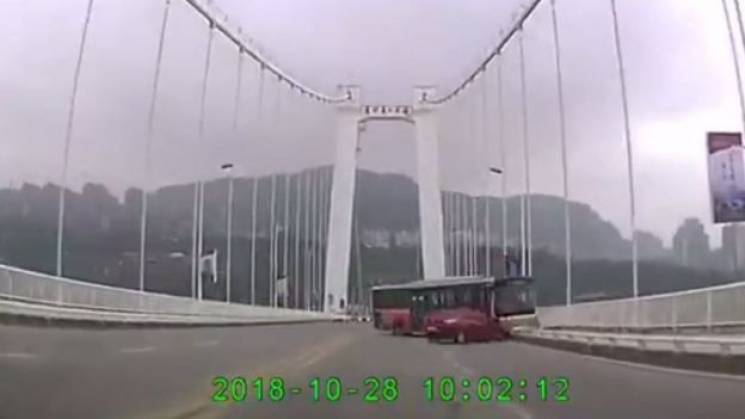 У Китаї водій побився з пасажиркою: Авто…