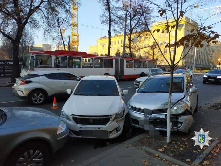 На вулиці Сумській зіткнулися чотири авт…