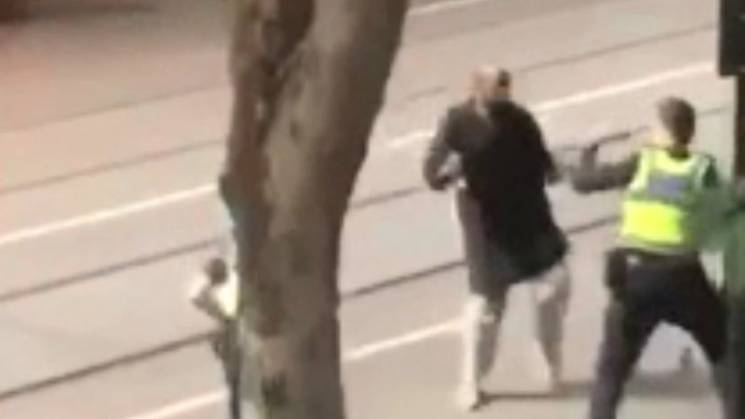 В Австралии мужчина атаковал с ножом пол…