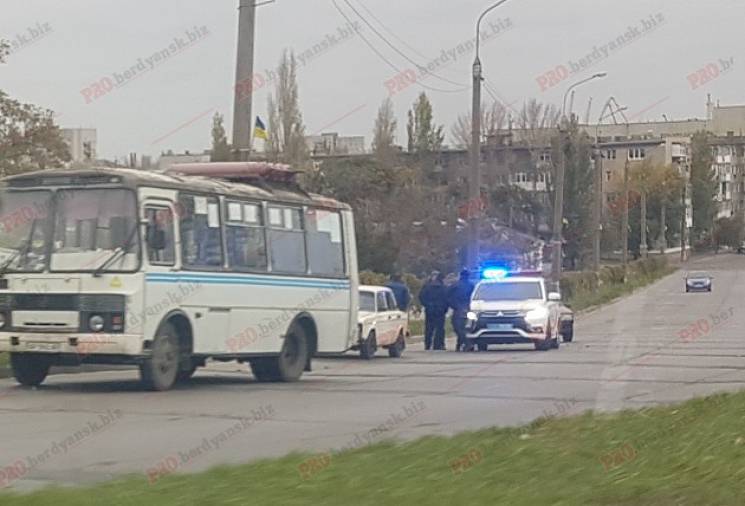 У Бердянську автобус з пасажирами потрап…
