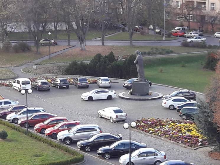 Народно-паркувальна: Як в Ужгороді Кобза…