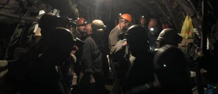 На Луганщине шахтеры 28 суток сидят под…
