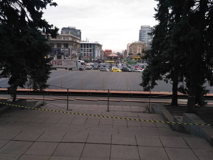 Возле катка на центральной площади Днипр…