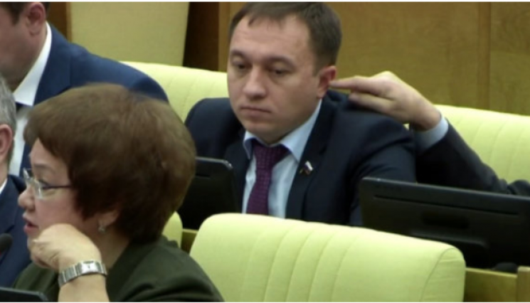 Российский депутат совал пальцы в ухо ко…