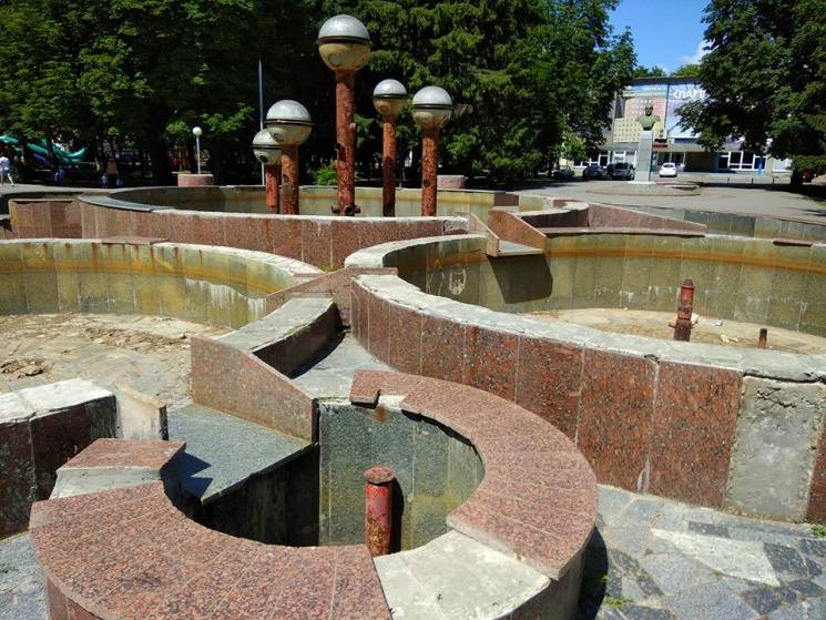 Старый фонтан возле стадиона "Ворскла" в…