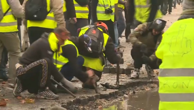 "Желтый Майдан": В Париже протестующие р…