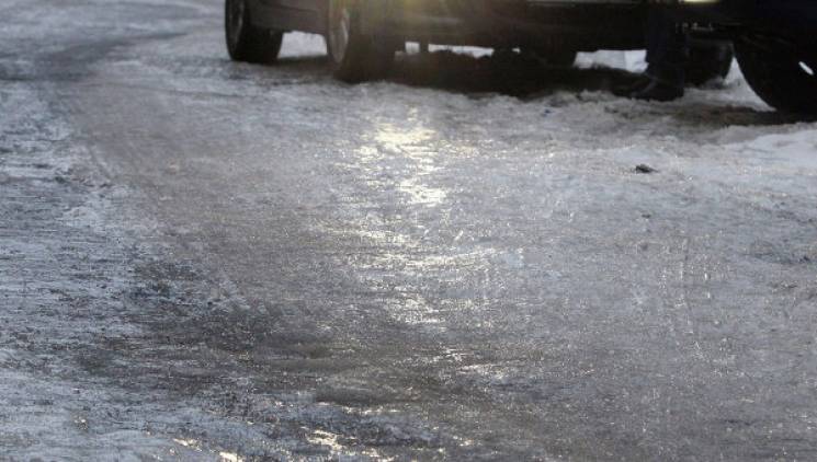Дорожники Тернопільщини борються з льодо…