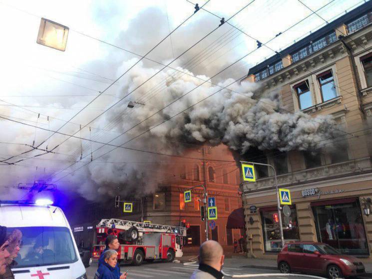 В Питере горит торгово-офисный центр (ФО…