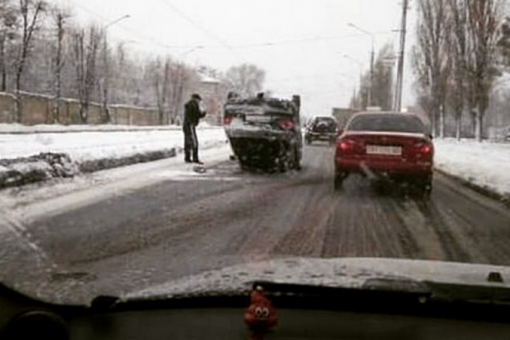 В Харькове на заснеженной дороге автомоб…