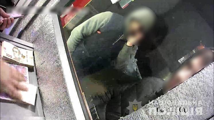 У Чернівцях затримали молодика з фальшив…