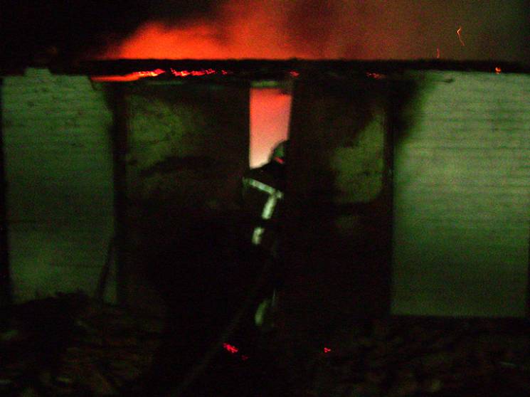 На Полтавщині пожежа знищила гараж та ав…