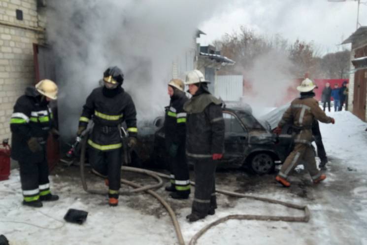 На Харківщині в гаражі спалахнула "Волга…