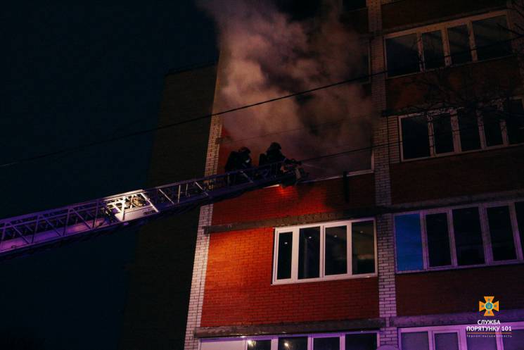 В Тернополе из горящего дома эвакуировал…