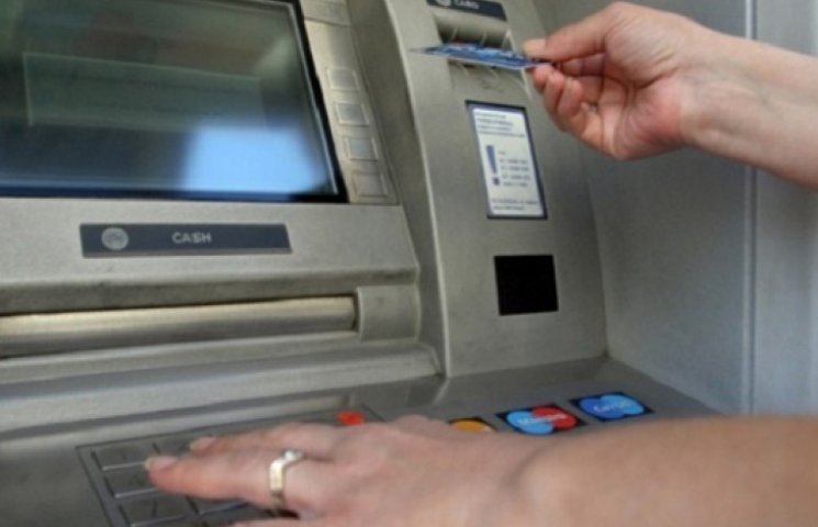 В Ровеньках работающий банкомат вызвал п…