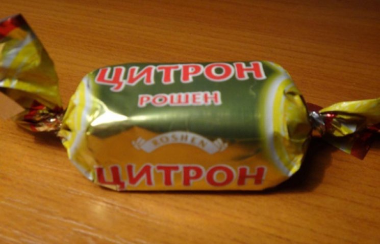 Кримчани їдять «рошенівські» цукерки з Р…