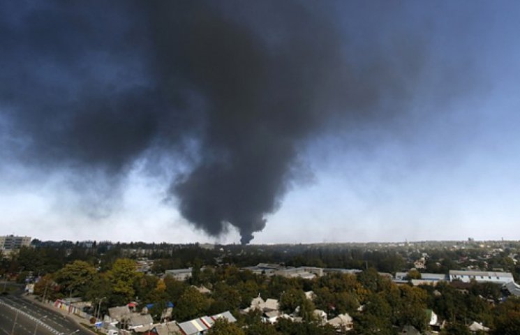 До палаючого мікрорайону Донецька не мож…