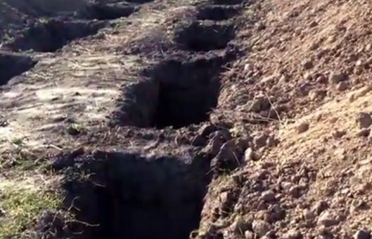 Под Днепропетровском вырыли сотни могил…