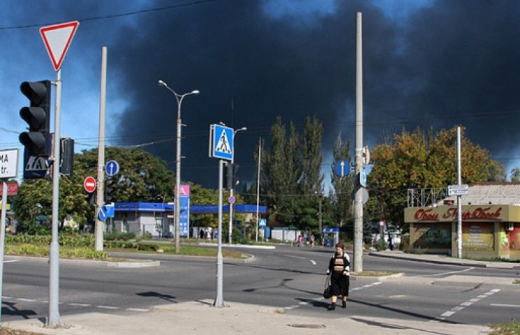 Под обстрелами в Донецке загорелись 10 ж…