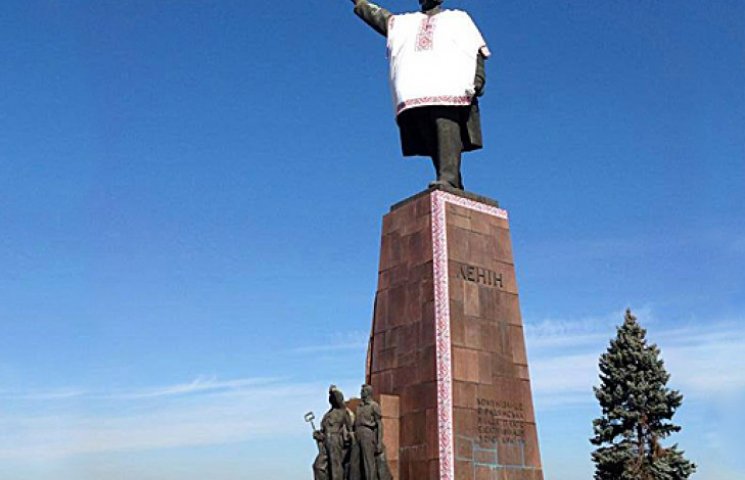 Запорожского Ленина переодели в вышиванк…