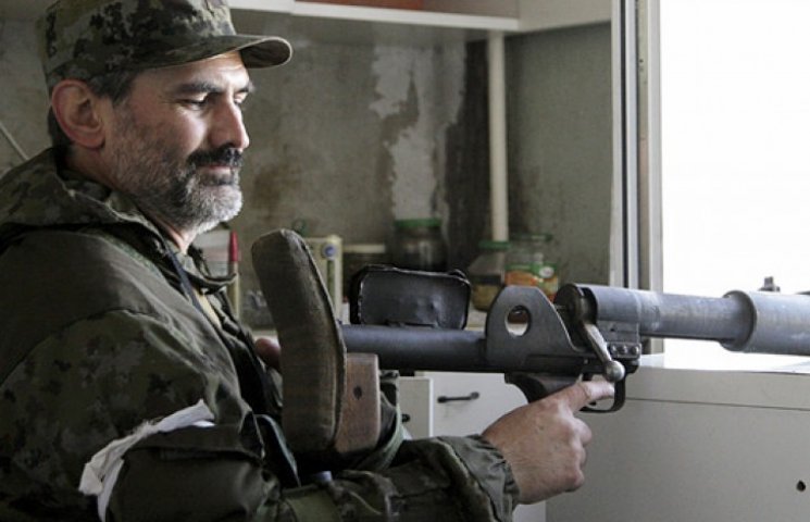 Украинских военных обстреливают боевики…