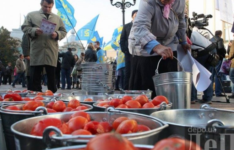 «Майдановцы» с 200 килограммами помидоро…