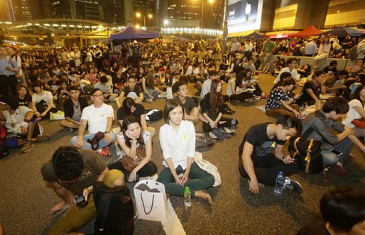 Власти Гонконга отказались от переговоро…