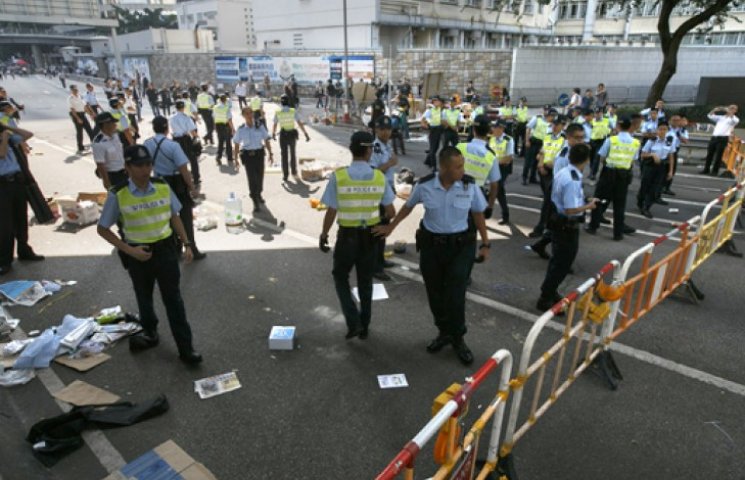 Полиция начала разбирать баррикады с гон…