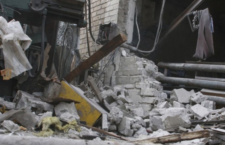 Обстріл Донецька посилився: рухнула адмі…