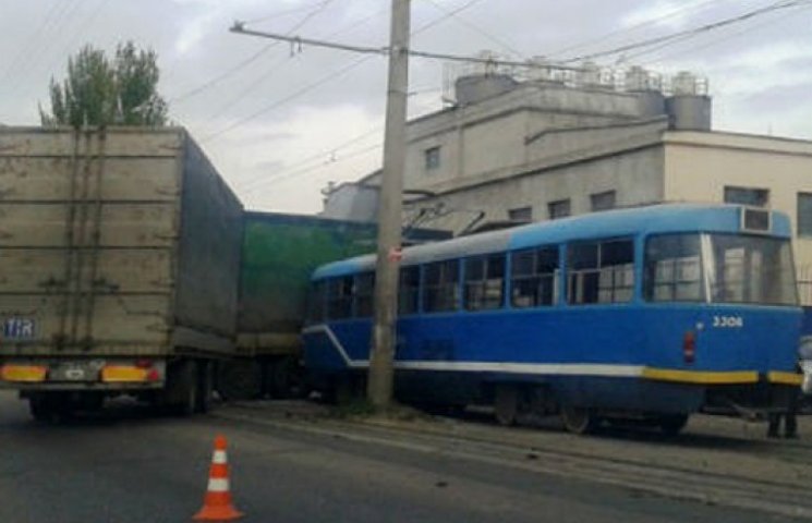 В Одессе трамвай врезался в фуру с прице…
