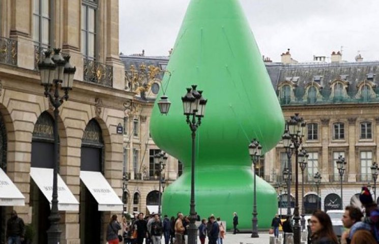 Парижане ополчились на елку в форме секс…