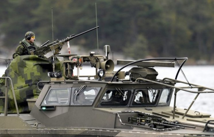 Военные Швеции ищут в своих водах подлод…