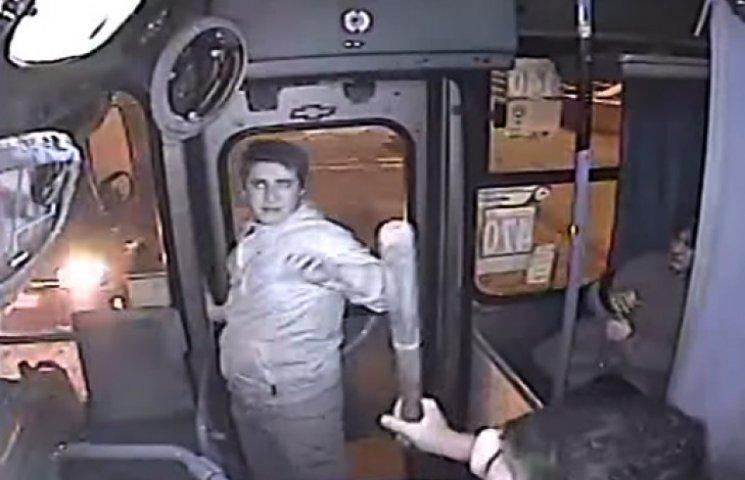 Чилийский водитель автобуса избил грабит…