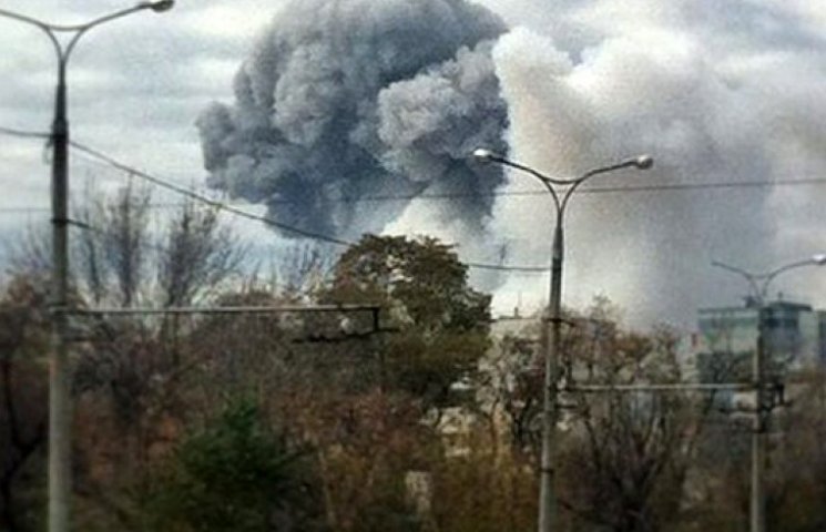 Мощный взрыв в центре Донецка. В несколь…